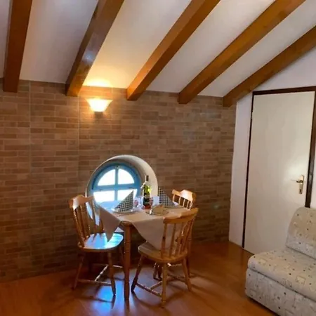 Lovely Mali Raj 브르사르